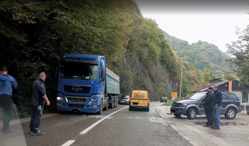 Dvije saobraćajne nezgode u razmaku manjem od sat vremena na području Zvornika (FOTO)