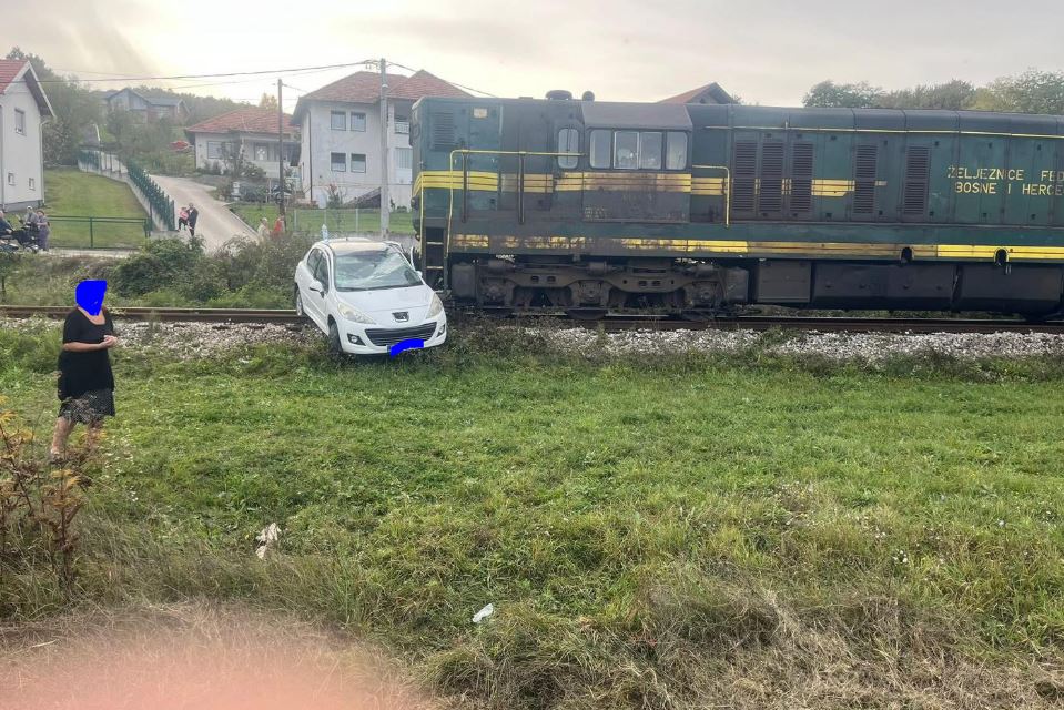 Još jedna saobraćajna nezgoda na pružnom prelazu u mjestu Potpeć kod Srebrenika (FOTO)