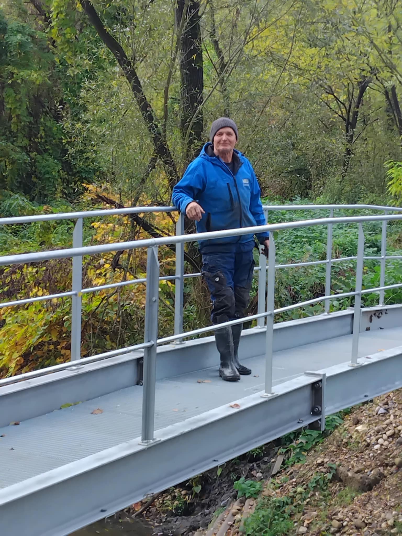 Hajro Hajdarević vlastitim rukama izgradio pješački most preko rijeke Sapne u zvorničkom naselju Hajdarevići (FOTO)
