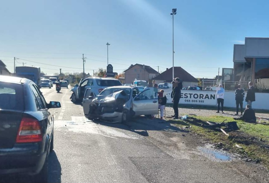 U saobraćajnoj nezgodi kod Bijeljine povrijeđene tri osobe, među povrijeđenima i maloljetno lice (FOTO)