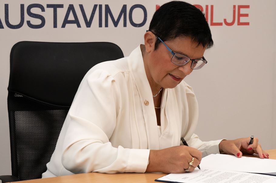 Bingo Group, najveća domaća kompanija u Bosni i Hercegovini, potpisala je danas ugovor o donaciji u iznosu od 400.000 KM za izgradnju prve sigurne kuće u Trebinju, koja će pružati utočište ženama i djeci žrtvama porodičnog nasilja s područja Istočne Hercegovine.