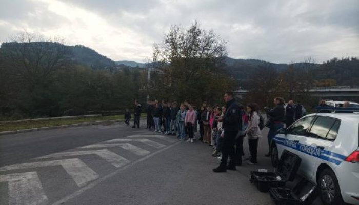 Učenici osnovne škole u Karakaju posjetili Granični prelaz Karakaj i Tehnološki fakultet Zvornik (FOTO)