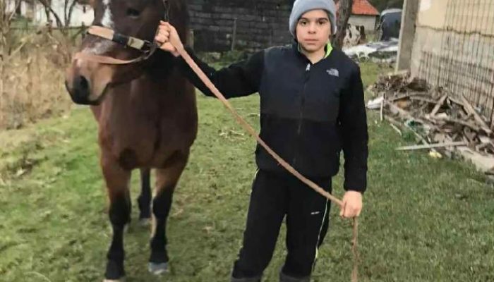 Mladi Hajrudin Dubičić dječak koji živi uz Drinu, uzgaja pčele, radi poljoprivredne poslove, pohađa srednju školu i sanja pravi čamac (FOTO)