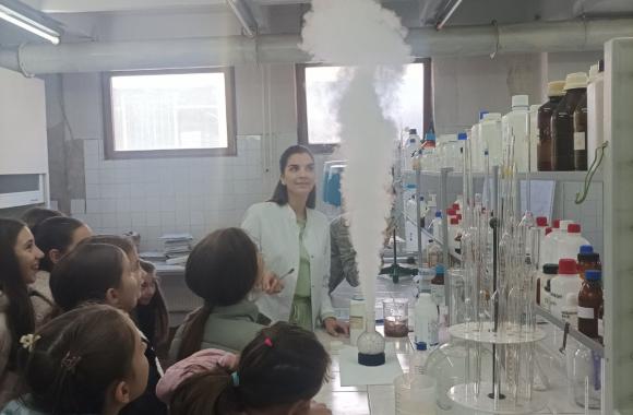 Učenici osnovne škole u Karakaju posjetili Granični prelaz Karakaj i Tehnološki fakultet Zvornik (FOTO)