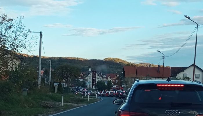 Sudar na magistralnom putu Zvornik – Tuzla prouzrokovao kilometarske kolone (FOTO)