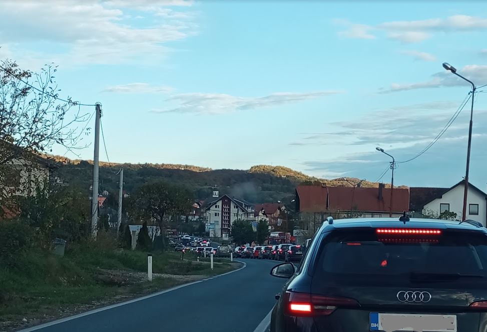 Sudar na magistralnom putu Zvornik - Tuzla prouzrokovao kilometarske kolone (FOTO)
