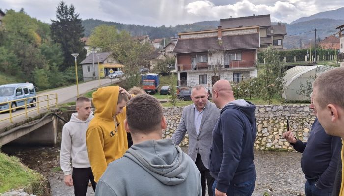 Poribljena rijeka Studeni Jadar – SRU „Bistro“ Zvornik unijelo preko 4.500 potočnih pastrmki uz podršku Opštine Milići i kompanije „Knez Petrol“