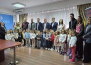 Počela “Dječija nedelja” u Zvorniku, ”novi gradonačelnik” Lazar Jovičić i saradnici preuzeli ključ grada (FOTO)