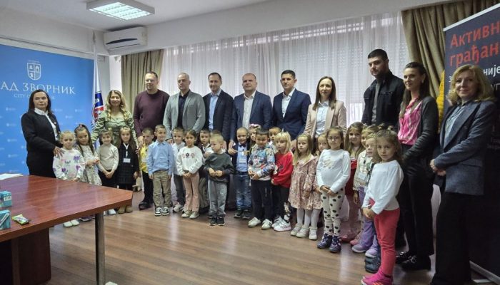 Počela “Dječija nedelja” u Zvorniku, ”novi gradonačelnik” Lazar Jovičić i saradnici preuzeli ključ grada (FOTO)