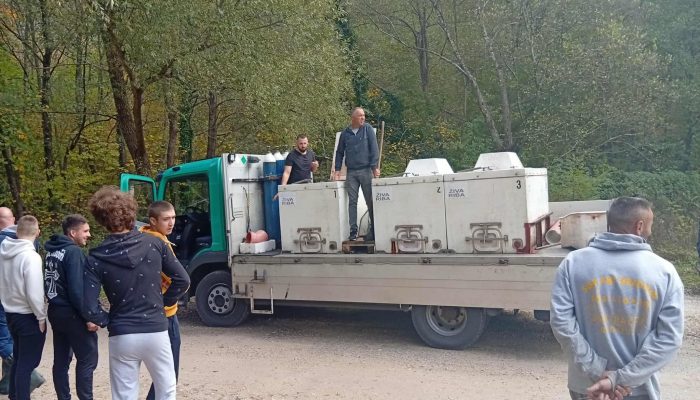 Poribljena rijeka Studeni Jadar – SRU „Bistro“ Zvornik unijelo preko 4.500 potočnih pastrmki uz podršku Opštine Milići i kompanije „Knez Petrol“