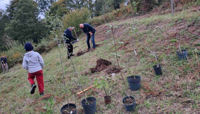 Na brdu Orlić posađen ekovoćnjak, akcija koja je spojila ekologiju, kulturu i održivi povratak (FOTO)