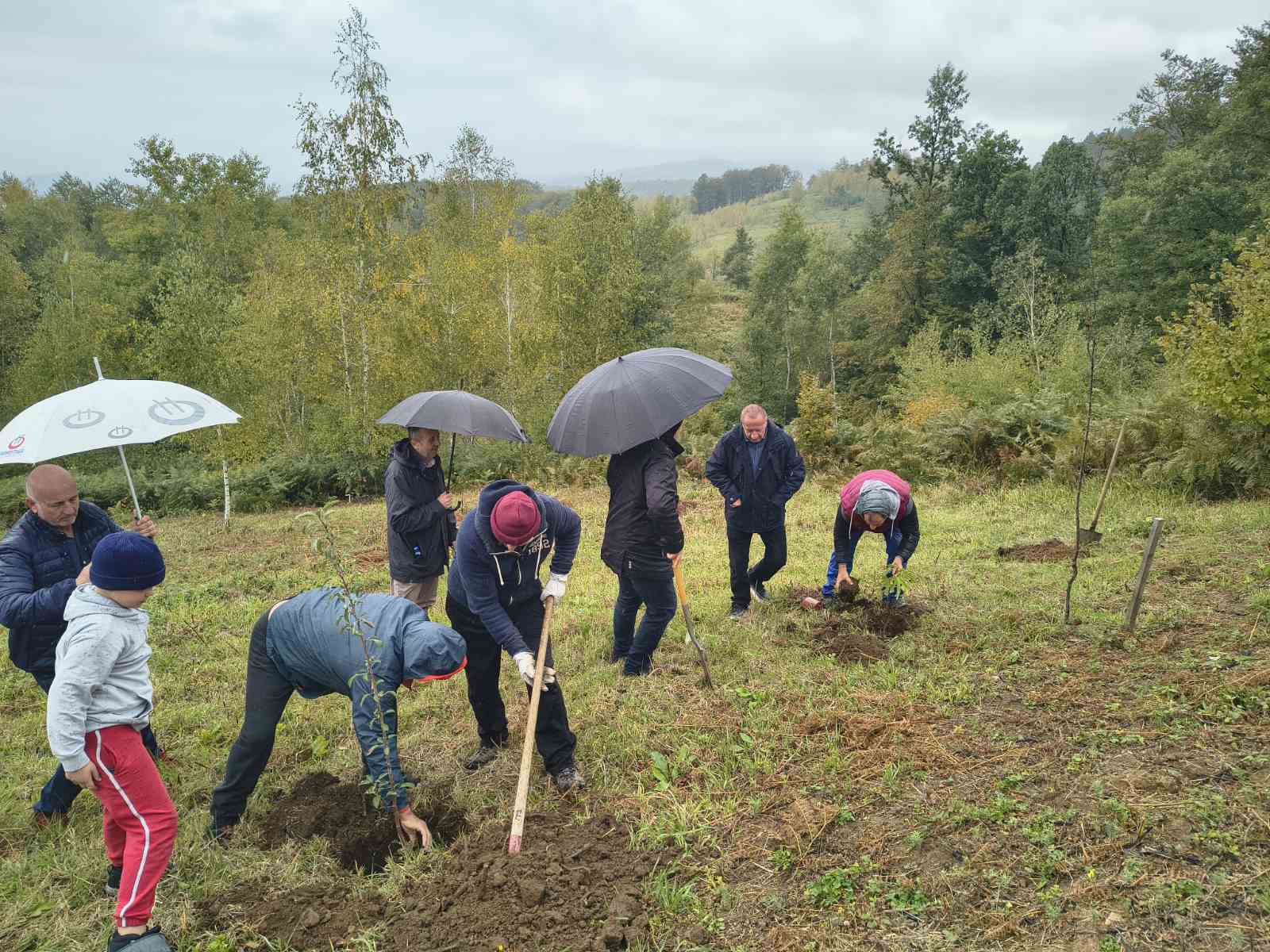 Na brdu Orlić posađen ekovoćnjak, akcija koja je spojila ekologiju, kulturu i održivi povratak (FOTO)