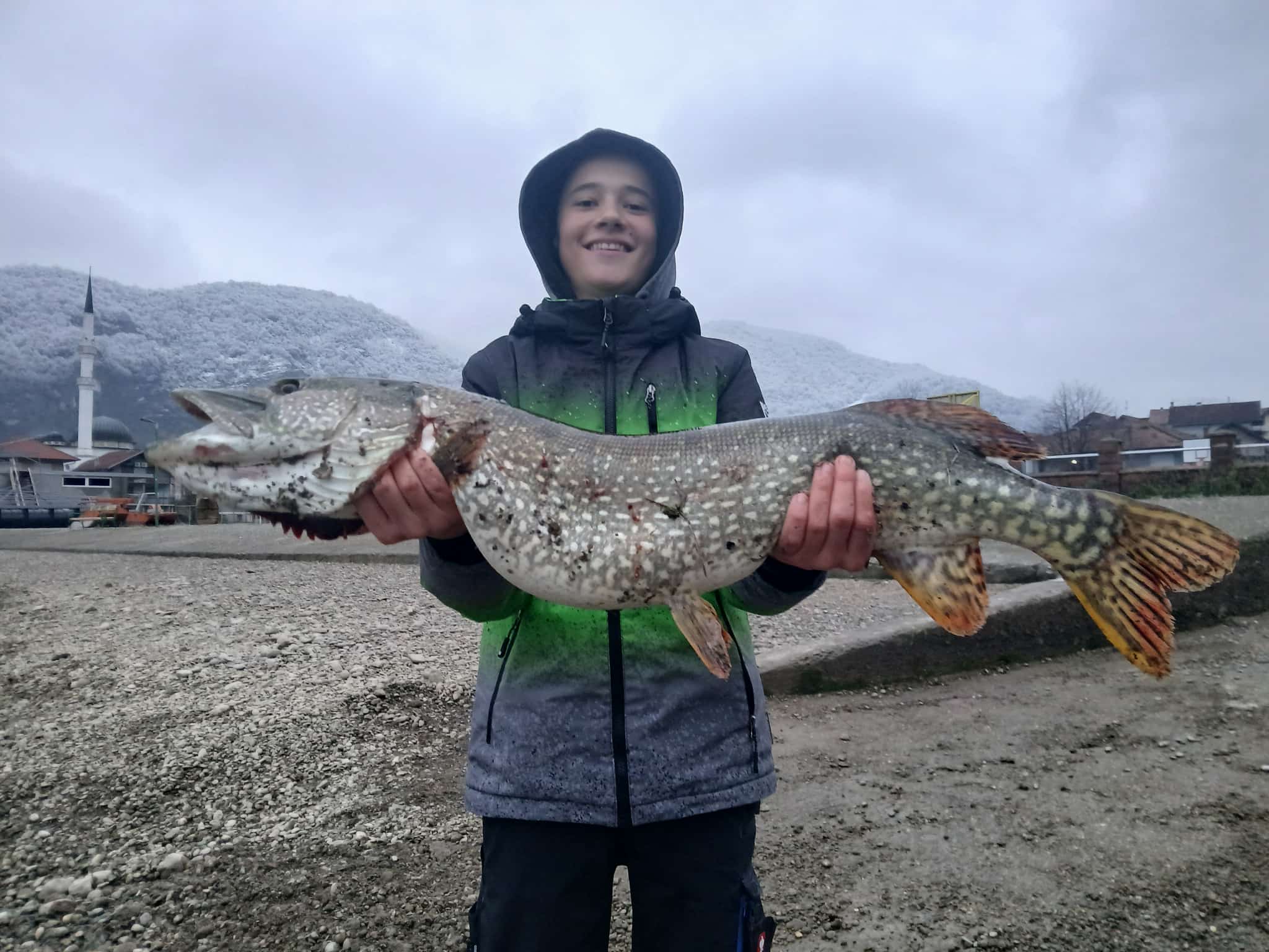 Kapitalnu štuku na Zvorničkom jezeru ulovio mladi ribolovac Ahmed Pezerović iz Diviča (FOTO)