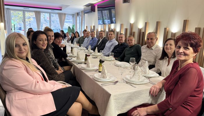 Kolektiv JZU “Bolnica” Zvornik ispratio dugogodišnju kolegicu u zasluženu penziju (FOTO)