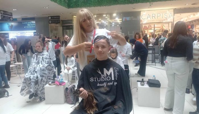 U Importanne centru u Sarajevu još jedna akcija darivanja kose, Miralem Mujčinović i Erna Skurlić iz Zvornika među mališanima koji su donirali kosu (FOTO)
