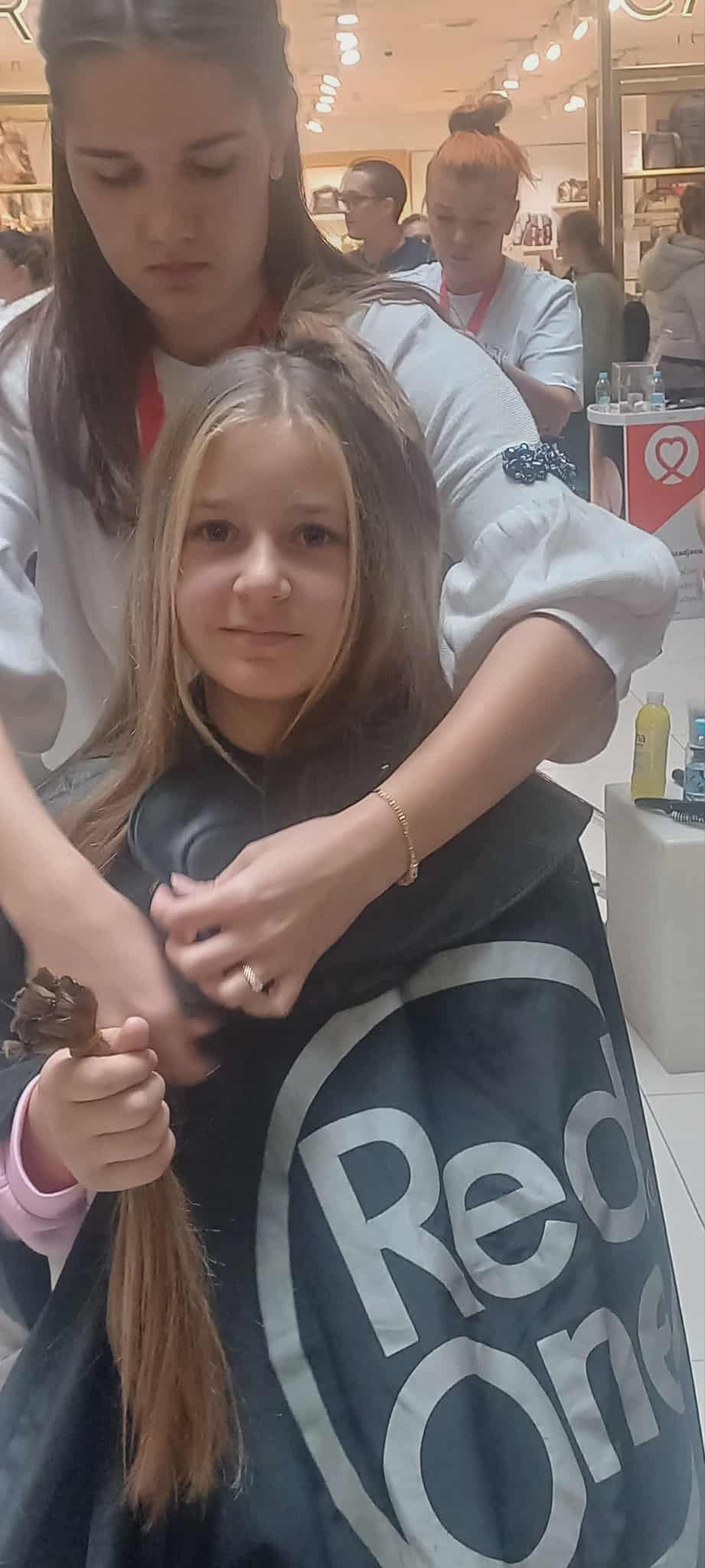 U Importanne centru u Sarajevu još jedna akcija darivanja kose, Miralem Mujčinović i Erna Skurlić iz Zvornika među mališanima koji su donirali kosu (FOTO)