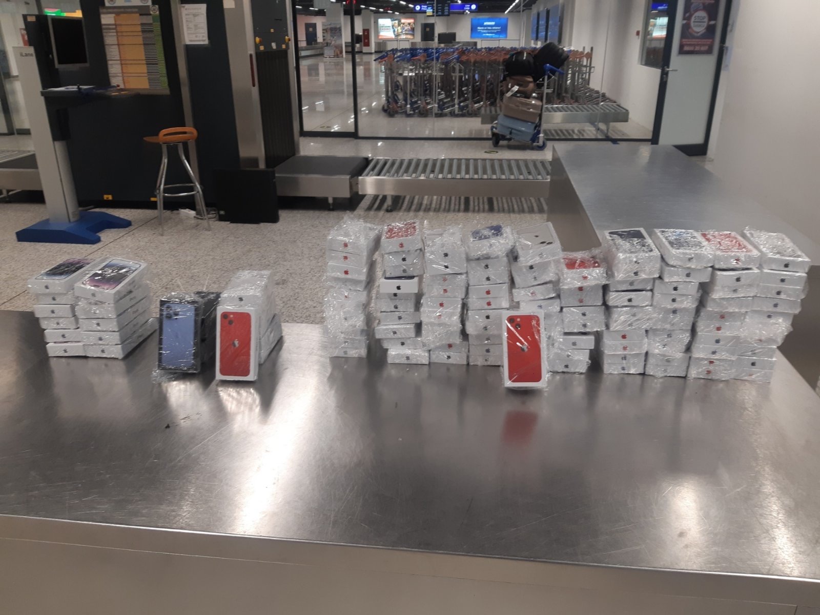 Oduzeta123 Iphona na Aerodromu Sarajevo (FOTO)