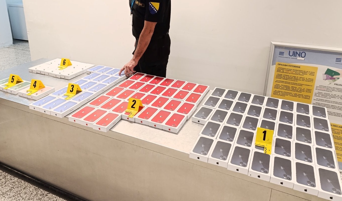 Oduzeta123 Iphona na Aerodromu Sarajevo (FOTO)