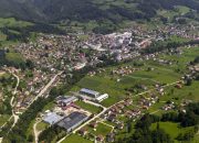 Oštećen parkirani automobil ispred jedne kafane u Šekovićima