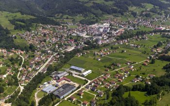 Oštećen parkirani automobil ispred jedne kafane u Šekovićima
