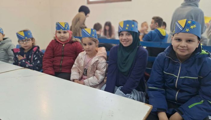 Radionica povodom Dana državnosti BiH održana u Grbavcima: Mališani uživali u kreativnom druženju (FOTO) – fotografija 3