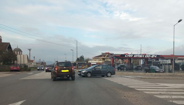 Saobraćajna nezgoda kod graničnog pelaza u Karakaju usporila saobraćaj (FOTO)