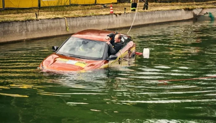 Savjeti za vozače u životno ugroženim situacijama: Kako se spasiti iz vozila koje tone?