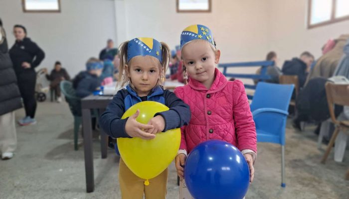 Radionica povodom Dana državnosti BiH održana u Grbavcima: Mališani uživali u kreativnom druženju (FOTO) – fotografija 9