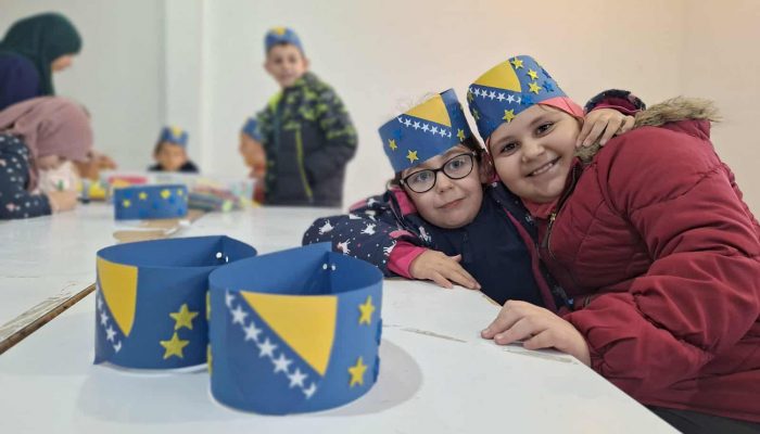 Radionica povodom Dana državnosti BiH održana u Grbavcima: Mališani uživali u kreativnom druženju (FOTO) – fotografija 7
