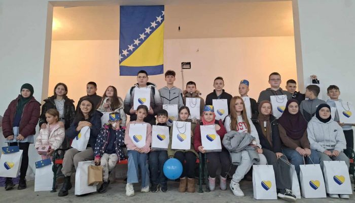 Radionica povodom Dana državnosti BiH održana u Grbavcima: Mališani uživali u kreativnom druženju (FOTO) – fotografija 6