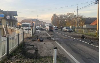 Jedna osoba smrtno je stradala u saobraćajnoj nesreći koja se jutros u 7:10 dogodila na magistralnom putu M1.7 Živinice–Banovići, na lokalitetu Rabića groblja. Prema prvim informacijama, u nesreći je učestvovalo jedno putničko motorno vozilo čiji je vozač izgubio kontrolu, sletio s kolovoza i udario u drvo. Vozač je poginuo na mjestu događaja, dok je druga osoba povrijeđena i prevezena u JZU UKC Tuzla.