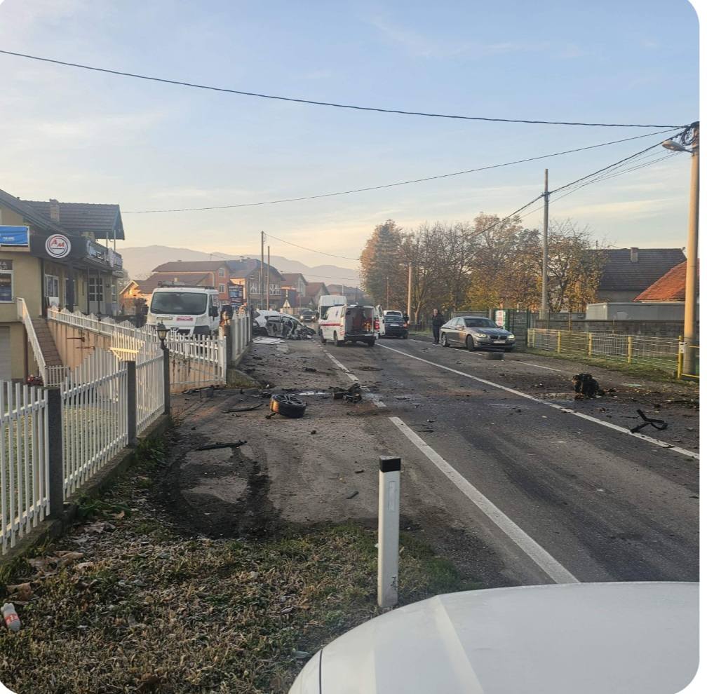 Jedna osoba smrtno je stradala u saobraćajnoj nesreći koja se jutros u 7:10 dogodila na magistralnom putu M1.7 Živinice–Banovići, na lokalitetu Rabića groblja. Prema prvim informacijama, u nesreći je učestvovalo jedno putničko motorno vozilo čiji je vozač izgubio kontrolu, sletio s kolovoza i udario u drvo. Vozač je poginuo na mjestu događaja, dok je druga osoba povrijeđena i prevezena u JZU UKC Tuzla.