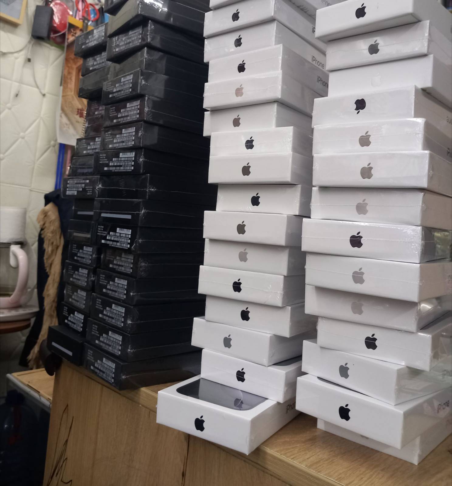 Ovlaštena službena lica Uprave za indirektno oporezivanje u operativnoj akciji „ŠTEK“ oduzela su veću količinu telefona i druge robe u vrijednosti 450.000 KM