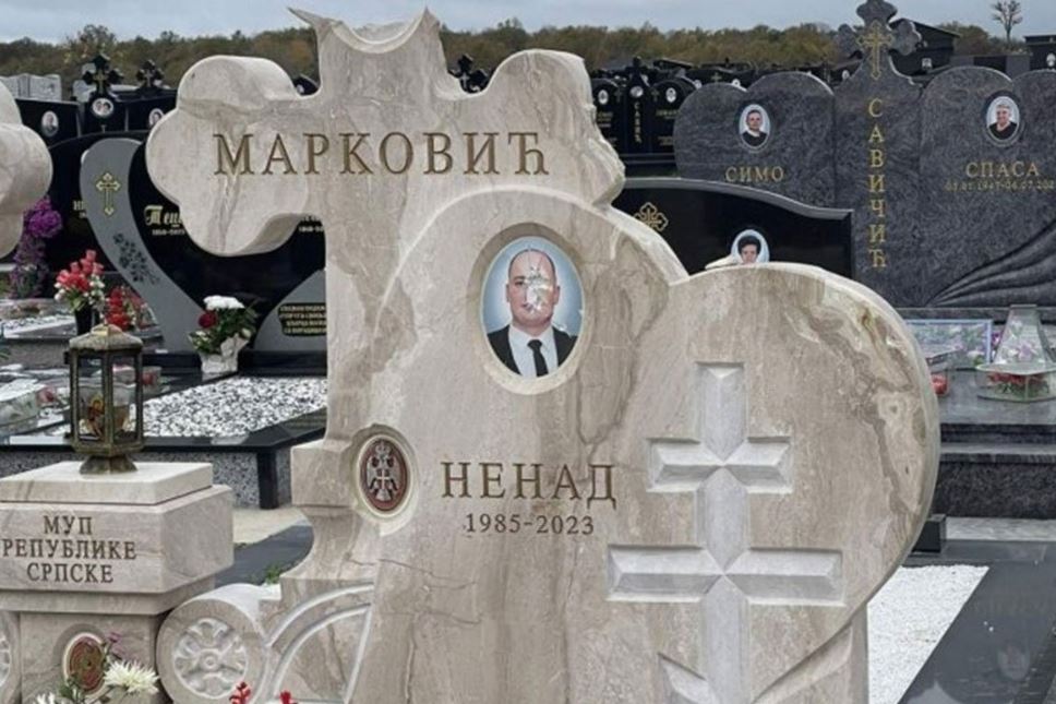 Dva lica uhapšena zbog skrnavljenja nadgrobnog spomenika ubijenog inspektora u Bijeljini