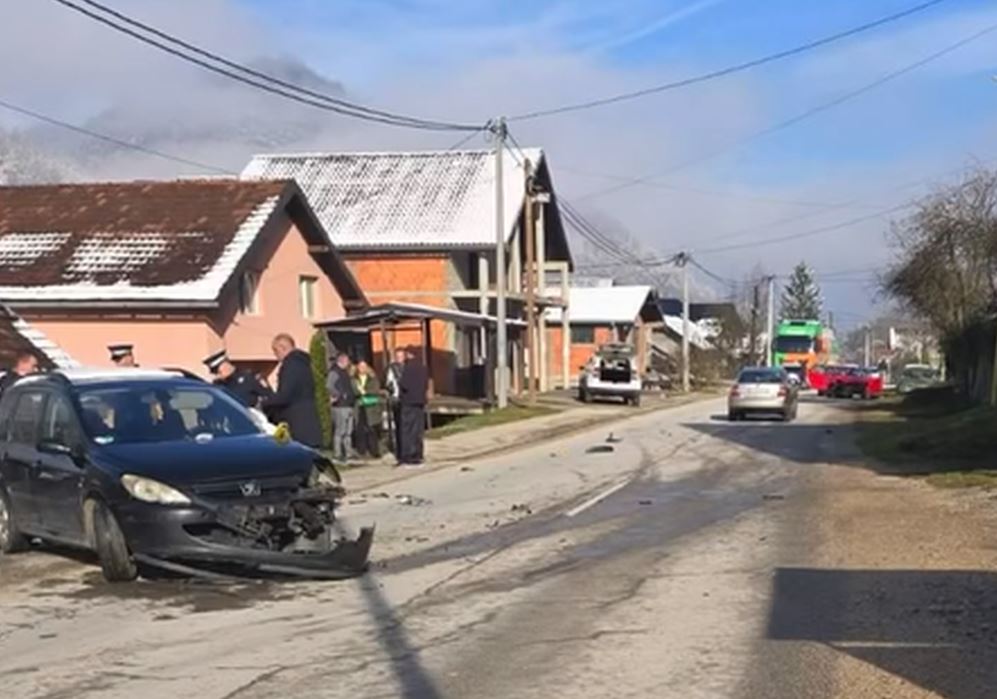 Nakon sudara dva automobila više lica zadobilo povrede, pet povrijeđenih osoba završilo u zvorničkoj bolnici (FOTO+VIDEO)