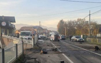 Jedna osoba smrtno je stradala u saobraćajnoj nesreći koja se jutros u 7:10 dogodila na magistralnom putu M1.7 Živinice–Banovići, na lokalitetu Rabića groblja. Prema prvim informacijama, u nesreći je učestvovalo jedno putničko motorno vozilo čiji je vozač izgubio kontrolu, sletio s kolovoza i udario u drvo. Vozač je poginuo na mjestu događaja, dok je druga osoba povrijeđena i prevezena u JZU UKC Tuzla.