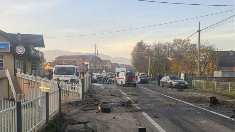Jedna osoba smrtno je stradala u saobraćajnoj nesreći koja se jutros u 7:10 dogodila na magistralnom putu M1.7 Živinice–Banovići, na lokalitetu Rabića groblja. Prema prvim informacijama, u nesreći je učestvovalo jedno putničko motorno vozilo čiji je vozač izgubio kontrolu, sletio s kolovoza i udario u drvo. Vozač je poginuo na mjestu događaja, dok je druga osoba povrijeđena i prevezena u JZU UKC Tuzla.