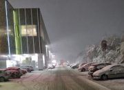 Snježne padavine izazvale probleme širom BiH: Zatvoreni pojedini prevoji, BIHAMK izdao upozorenje