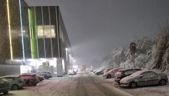 Snježne padavine izazvale probleme širom BiH: Zatvoreni pojedini prevoji, BIHAMK izdao upozorenje