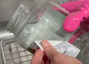 Kako najbrže očistiti tegle: jednostavan trik za skidanje etiketa