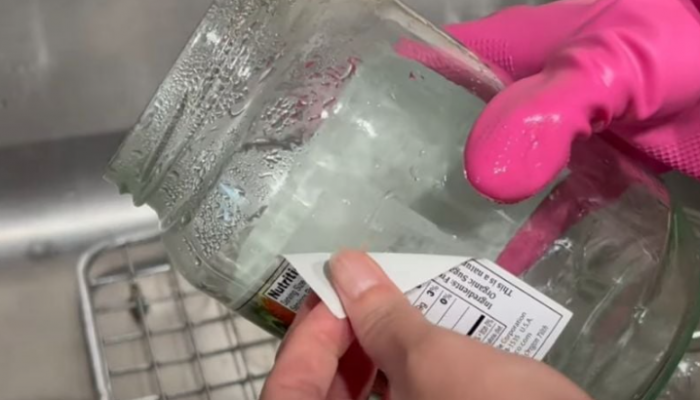 Kako najbrže očistiti tegle: jednostavan trik za skidanje etiketa