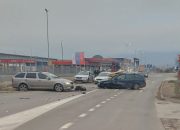 U saobraćajnoj nezgodi u Karakaju lakše povrijeđena dva vozača (FOTO)