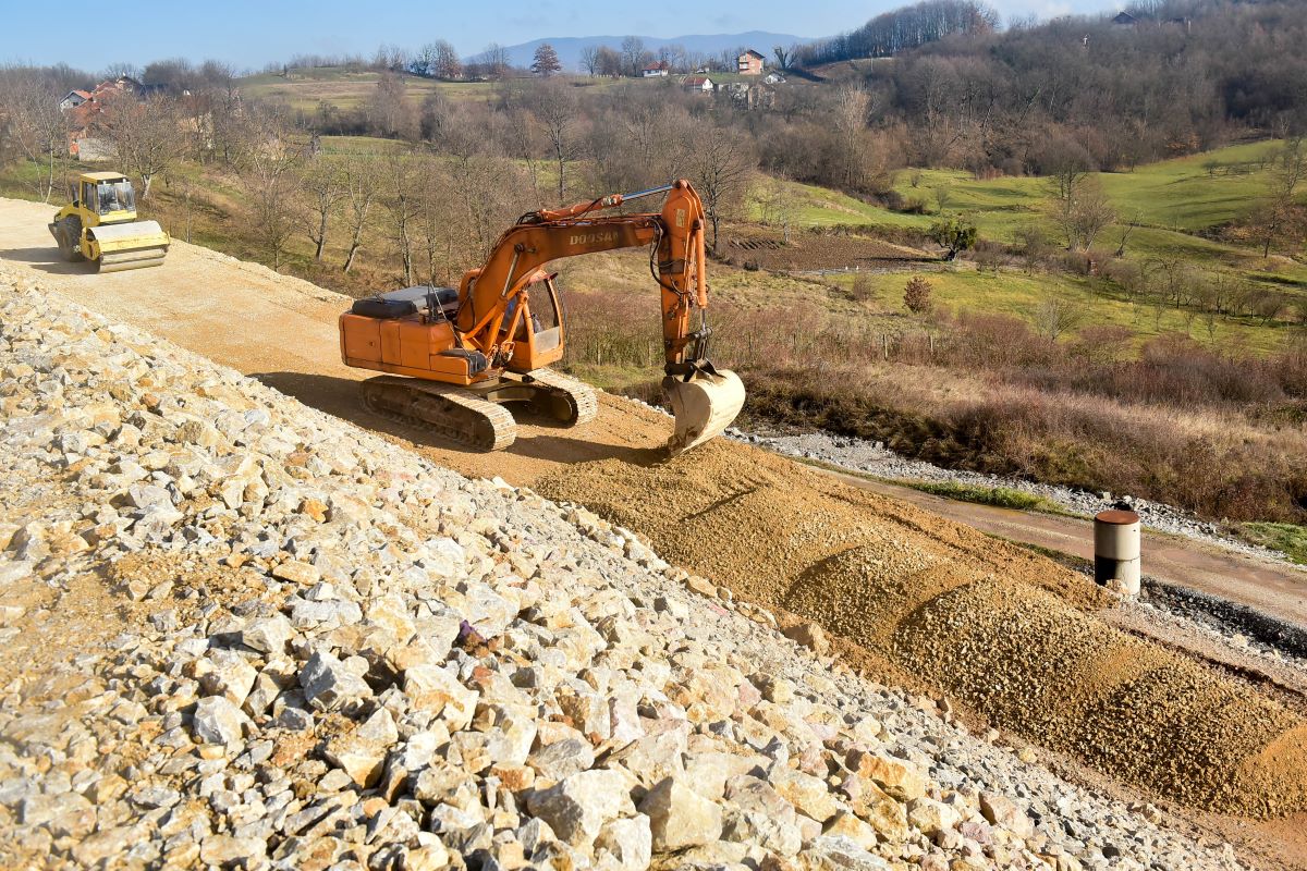Nova Alumina: U toku radovi na nadvišenju brane crvenog mulja koja raste do kote 238 (FOTO)