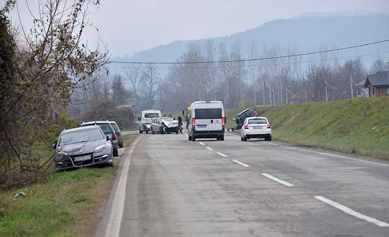 Pet osoba zadobilo povrede u saobraćajnoj nezgodi kod Loznice (FOTO)