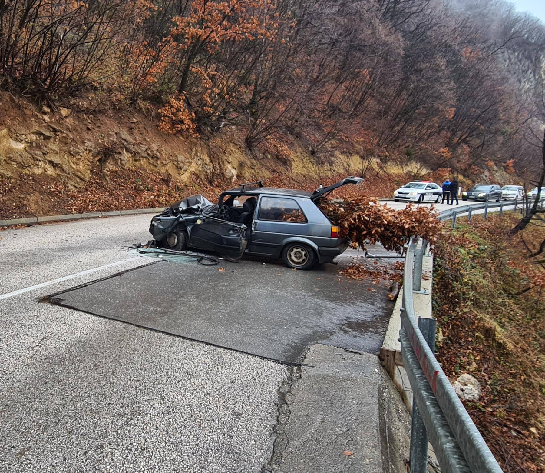 Prilikom povratka iz nabavke badnjaka sudario se s kamionom (FOTO)