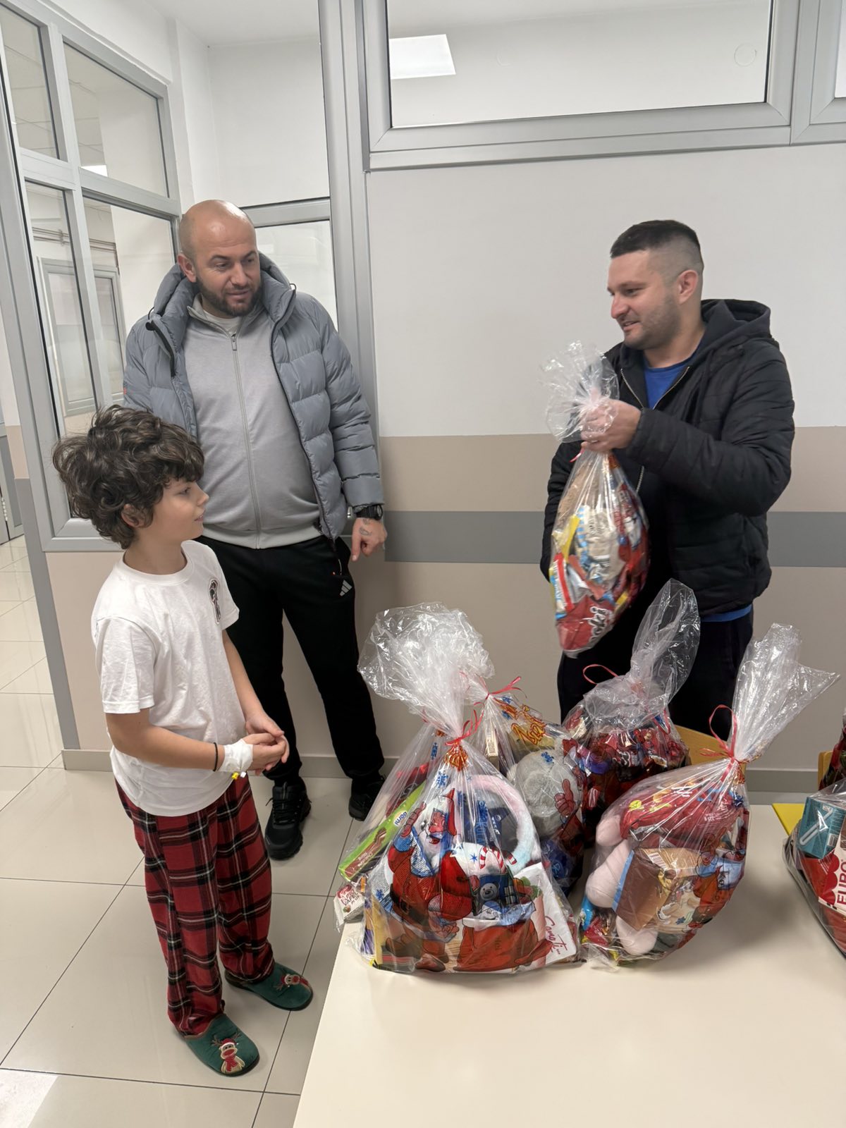 Zvornički fudbaleri i organizatori Novogodišnjeg futsal turnira u trećem poluvremenu: Uručeni slatki paketići mališanima koji se trenutno nalaze na Pedijatrijskom odjeljenju JZU Bolnica Zvornik