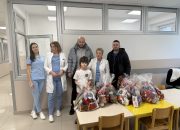 Zvornički fudbaleri i organizatori Novogodišnjeg futsal turnira u trećem poluvremenu: Uručeni slatki paketići mališanima koji se trenutno nalaze na Pedijatrijskom odjeljenju JZU Bolnica Zvornik
