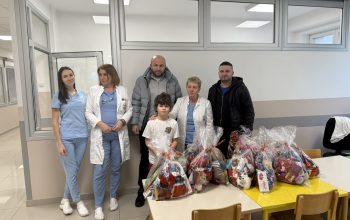 Zvornički fudbaleri i organizatori Novogodišnjeg futsal turnira u trećem poluvremenu: Uručeni slatki paketići mališanima koji se trenutno nalaze na Pedijatrijskom odjeljenju JZU Bolnica Zvornik