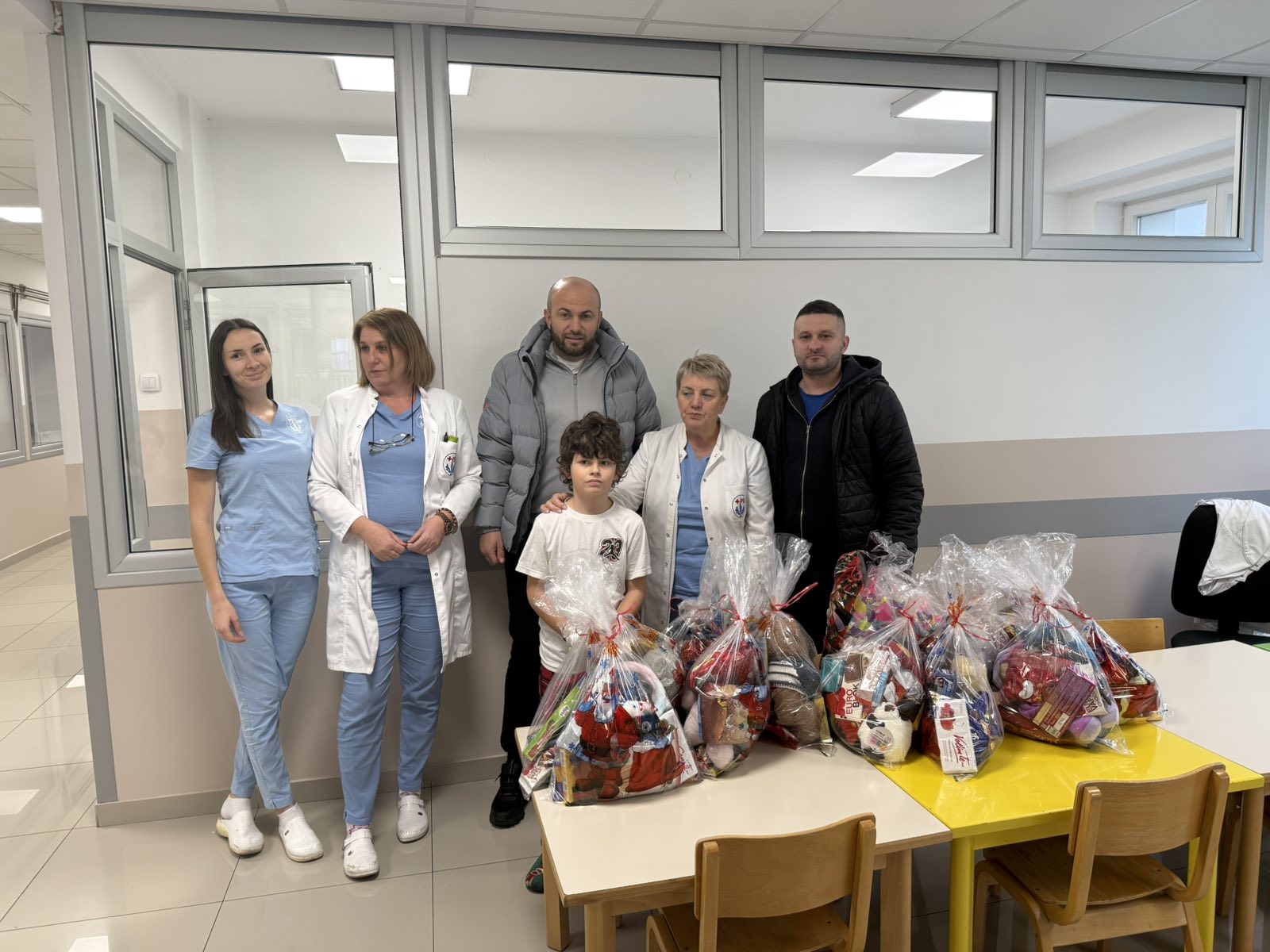 Zvornički fudbaleri i organizatori Novogodišnjeg futsal turnira u trećem poluvremenu: Uručeni slatki paketići mališanima koji se trenutno nalaze na Pedijatrijskom odjeljenju JZU Bolnica Zvornik