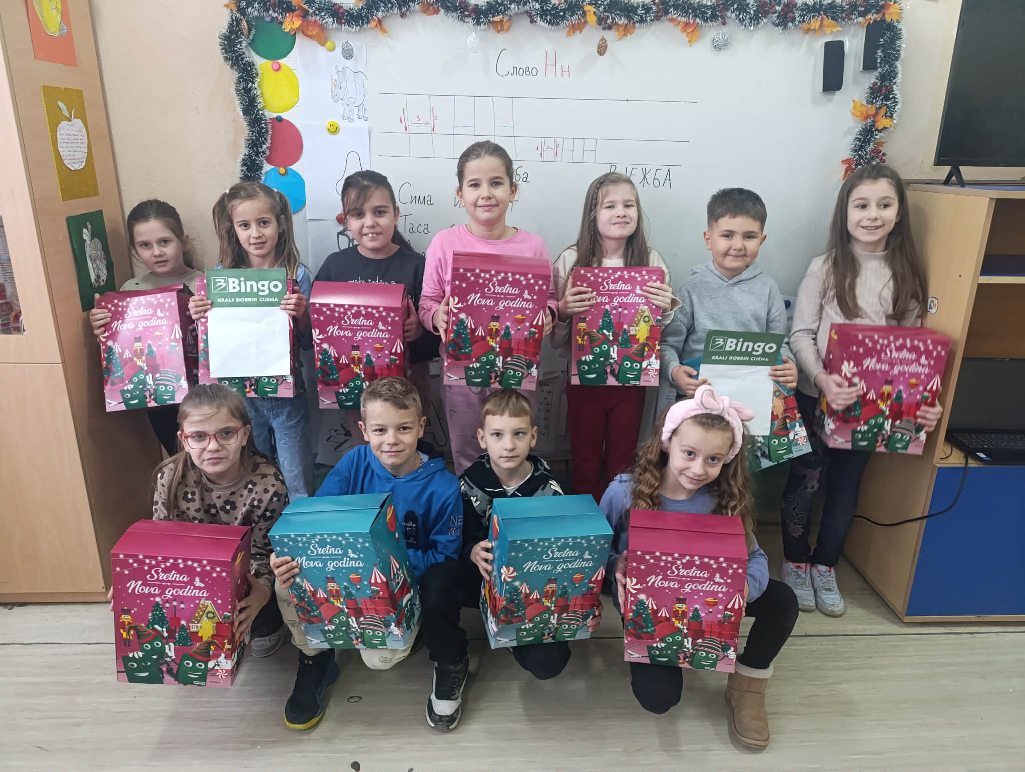 Oko dvije stotine paketića za osnovce u nekoliko škola Zvornika (FOTO)